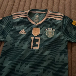 Tysklands landslags tröja från vm 2018 - Tyskland 🇩🇪 tröja från 2018 med nummer 13 muller i storlek 176 pris kan diskuteras 