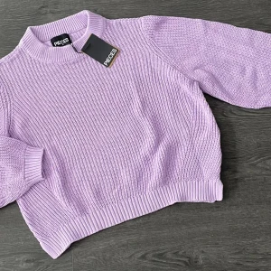 NY stickad kofta  - Helt ny, lappen kvar. Storlek XL.  Nypris 380:-