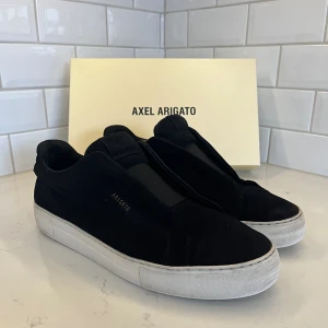 Axel Arigato laceless skor - Ett par riktigt fräscha Arigato Laceless! Skick 8/10 då sulan är lite sliten men mockan är otroligt fin. Finns lite skavanker exempelvis en söm som börjat lossna lit😊OBS originalbox och bag ingår! Nypris 2500 och vid smidig affär kan pris diskuteras😊