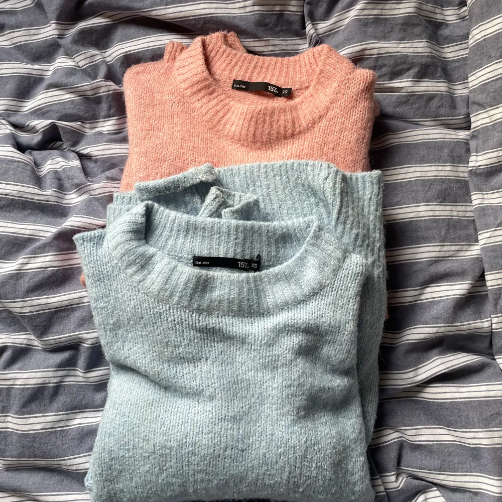 Blå och rosa stickade tröjor från lager 157.. Stickat.