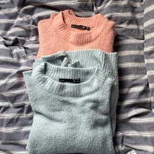 Blå och rosa stickade tröjor från lager 157.