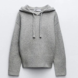 Stickad hoodie  - Den är i bra skick och använd fåtal gånger. Skriv till mig vid eventuella frågor samt om ni har något prisförslag så kan vi diskutera💕