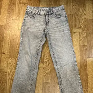 Gråa straight jeans från MANGO men köpt på zalando! Mkt bra skick och välanvända! De har blivit för små för mig. Kom privat vid frågor och bilder! Inga tydloga defekter vad jag ser! Midjemått: 35cm tvärs över! Pris går att diskutera!