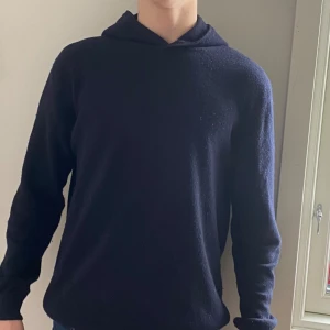 Oscar Jacobson hoodie - Oscar Jacobson hoodie kashmirblend finns nu i mycket fint skick att köpa! Storleken är L men den sitter mer som en M skulle jag säga! 