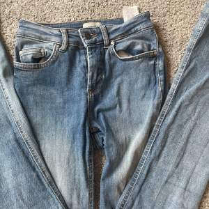 Snygga  bootcut jeans från only, bra skick förutom lite skada längst ner 💕 Medium midjade 