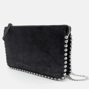 Zara väska - Jätte fin väska som passar till alla outfits! Från zara och aldrig använt så den är helt i nyskick! Skriv om du vill ha mer bilder. Är öppen för pris förslag❤️