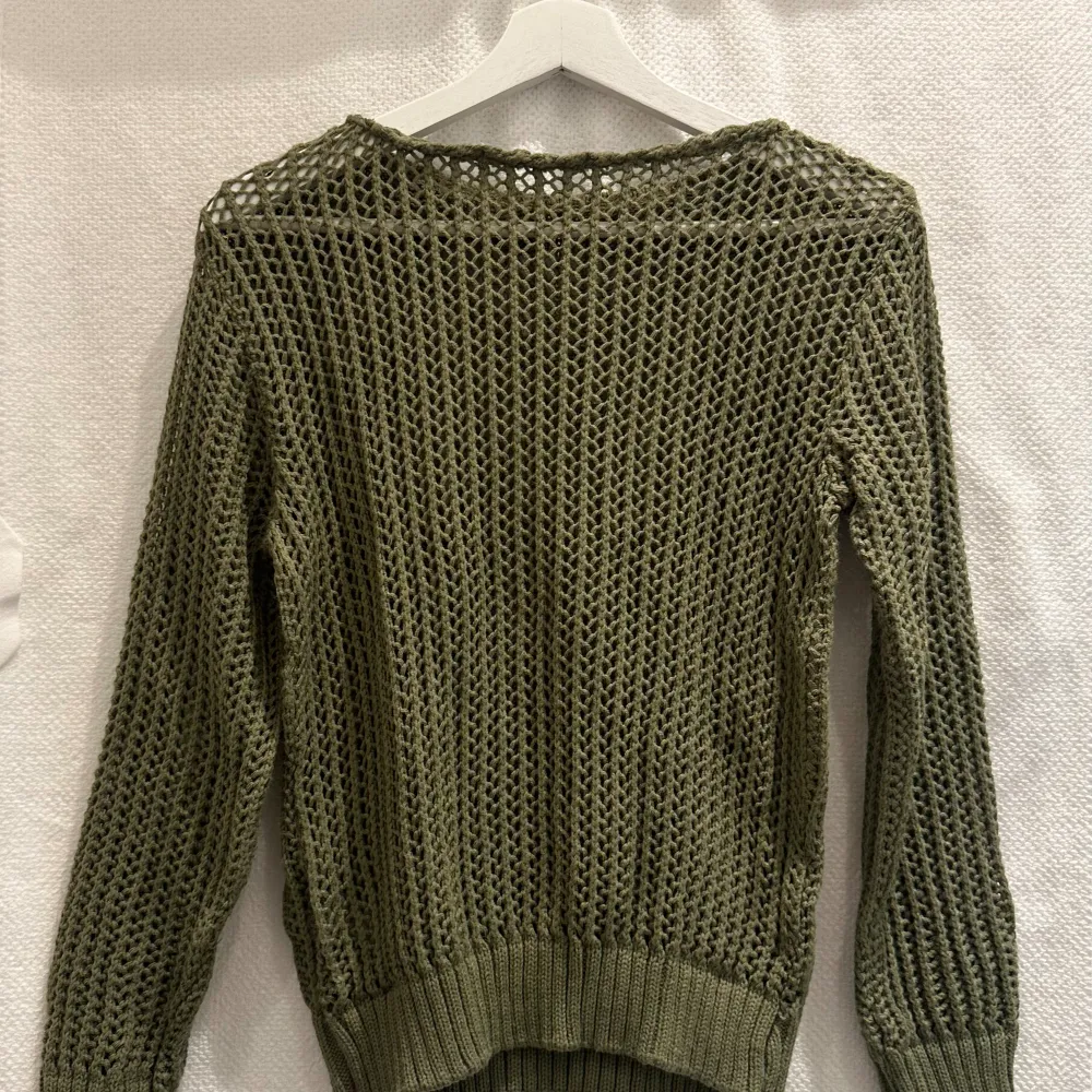 Snygg grön stickad tröja. Perfekt som ett extralager över ett linne. . Tröjor & Koftor.