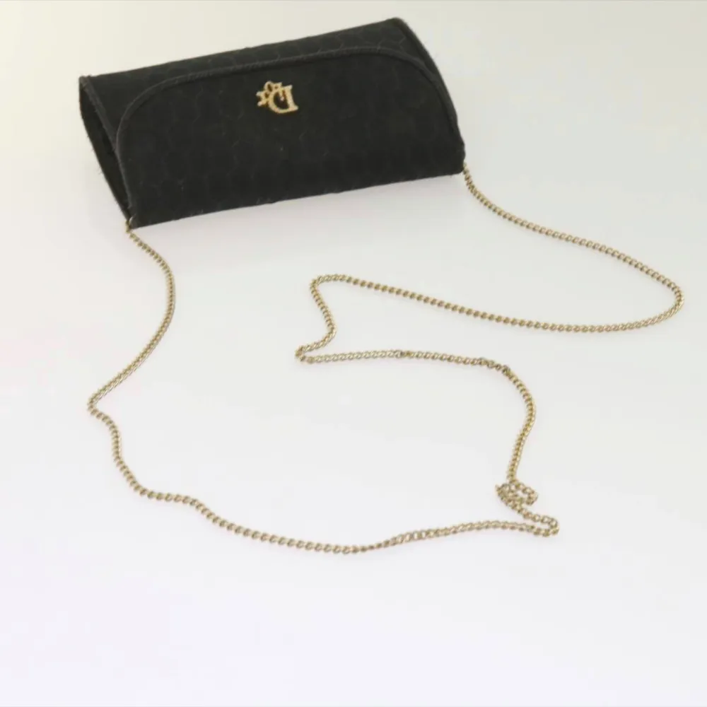 Christian Dior väska! Här får du plats för både din telefon, korthållare, nycklar och lite smink. Fler bilder och mer info i vår webbutik vintagetreasures.co. Väskor.