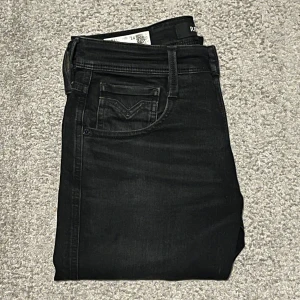 Replay jeans - Tjena, säljer dessa replay anbass jeans pga att jag inte använder dom. Inga defekter och dom är som nya. Vid fler funderingar är det bara att skriva.