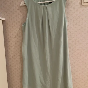 Turkos klänning - Fin, somrig miniklänning som knappt är använd och därav i toppskick. Perfekt inför sommaren!