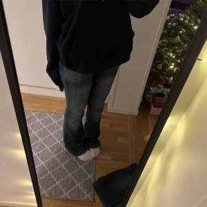 Lågmidjade jeans från Lee, skitsnygga i rumpan. säljer pga att jag inte får ngn använding för dom💗midja 38 innerben 86,5🥰