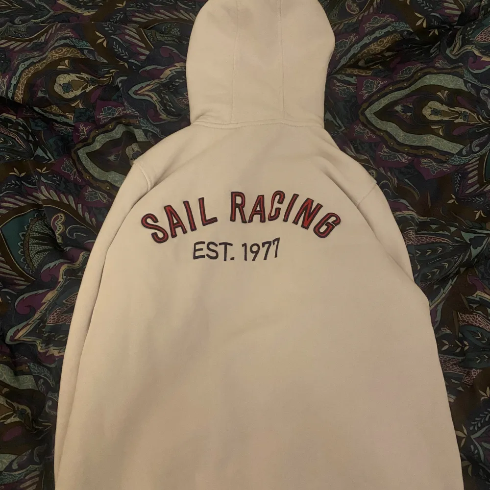 Säljer min gamla sailracing hoodie då ja inte använder den längre pris går och diskutera . Hoodies.