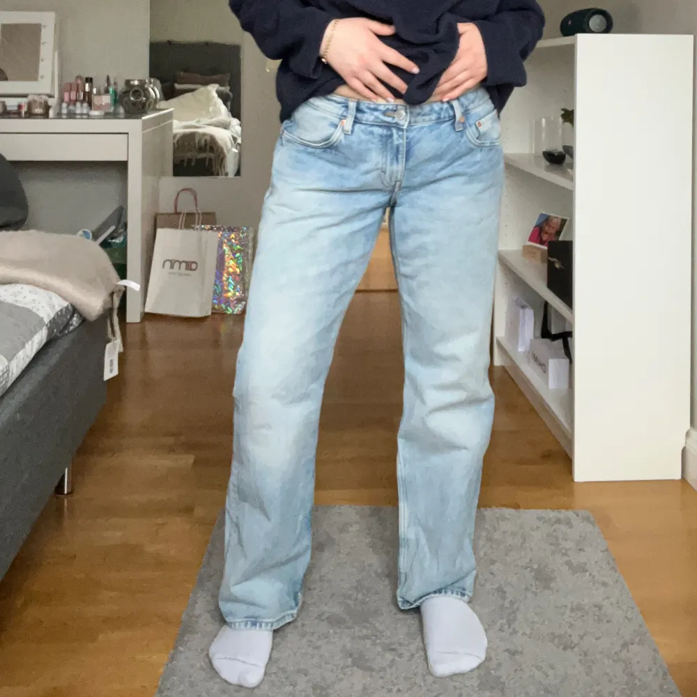 Ljusa härliga jeans från WEEKDAY i storlek W33L30. Bra skick och köpta för 599kr. . Jeans & Byxor.