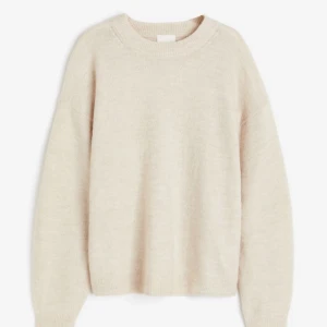 Stickad tröja - Stickad tröja från hm i storlek xs men passar som en S.  Slutsåld just nu!! Använd under hösten vid få tillfällen och därmed i gott skick. Hör av er vid frågor!!❤️