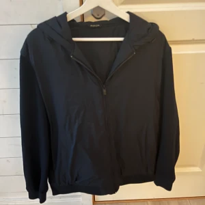 Massimo dutti cardigan  - Säljer en Massimo dutti windbreaker cardigan i fint skick. Storlek M. Hör gärna av er vid ytterligare frågor!🤝🏻