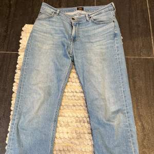 Snygga jeans från Lee i modellen West i fint skick, storlek W30 L32