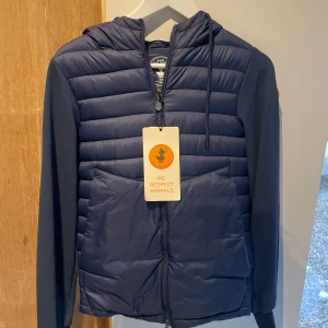 Save the Duck - En riktig snygg save the duck cardigan Skick:Helt ny aldrig använd med lapparna kvar! Nypris: 2500 mitt pris 1199  Köpren står för frakt ✌️ 