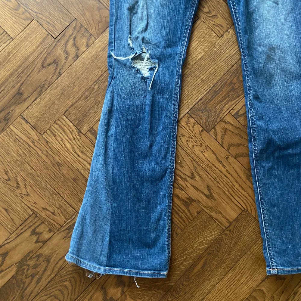 Super trendiga och så unika lågmidjade bootcut jeans från hollister. Omsydda till bootcut. Jeansen är i bra skick förutom små slitningar längst ner på bena. Öppen för byten. Mått i kommentarerna. Första bilden är lånad från förra säljaren. . Jeans & Byxor.