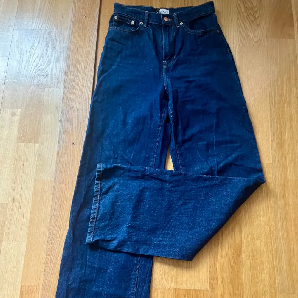 Marinblåa raka/utsvängda jeans. 5 fickor, dragkedja fram. Endast använda ett fåtal gånger. . Jeans & Byxor.