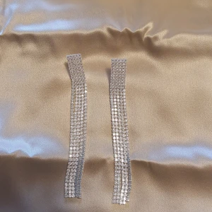 Strassörhängen  - Strassörhängen från Muli Collection. Finns inte på hemsidan längre.  Nypris: 699 kr.  Helt oanvända. Jag bjuder på frakten.