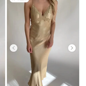 Långklänning🤍 - Klänning som passar utmärkt till bal eller andra festligheter! Nyskick, endast testad en gång och har prislappen kvar🤗   