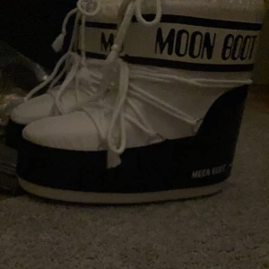 Vita moonboots  - Säljer nu mina moonboots i storlek 39. Använda fåtal gånger så i bra skick💕