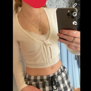 Knytkofta - Supersöt kofta med snörning i fram, använd max 2 gånger, tunt och skänt material💕