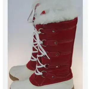 Jättefina röda vinterskor som passar jättebra till julafton, bra skick förutom att de har förstörts lite vid skosnörena som man får tvätta så blir de fina igen, det förstörda på skon täcks sedan av snörena. Köpta för strax över 1000kr💗💗