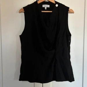 Svart blus  - Fint skick. Liten i stl. Skulle säga 40, L. 