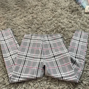 Kostymbyxor  - Oanvända färgglada kostymbyxor, helt nya, elastisk vid midjan