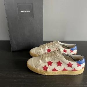 Saint Laurent skor - Säljer nu dessa riktigt snygga saint Laurent skor i storlek 40 | Skick som på bilder🌟| några defekter| box medföljer  Skriv vid frågor eller funderingar  