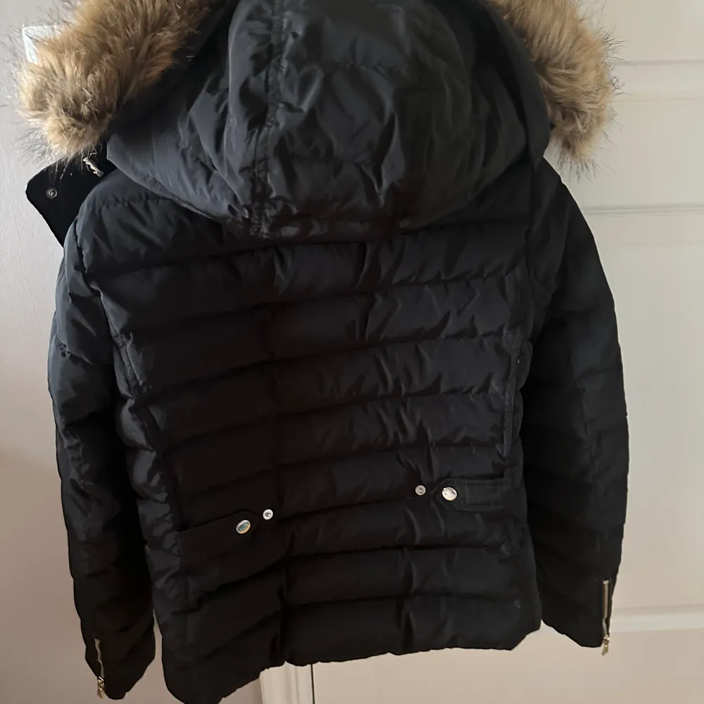 Nyskick, endast hängt i garderoben Storlek L men den känns mindre, skulle säga 38/M. Takit.