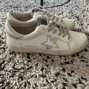 Skor 38 - Säljer dessa skor i storlek 38. De är från vintage havana. Säljer de då de var för små och då knappt använda. Original pris 80 dollar vilket motsvarar 860 kr.