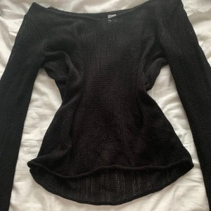 Stickad off shoulder tröja - Säljer denna stickade off shoulder tröjan då den tyvärr inte passade, kontakta gärna vid frågor ❤️