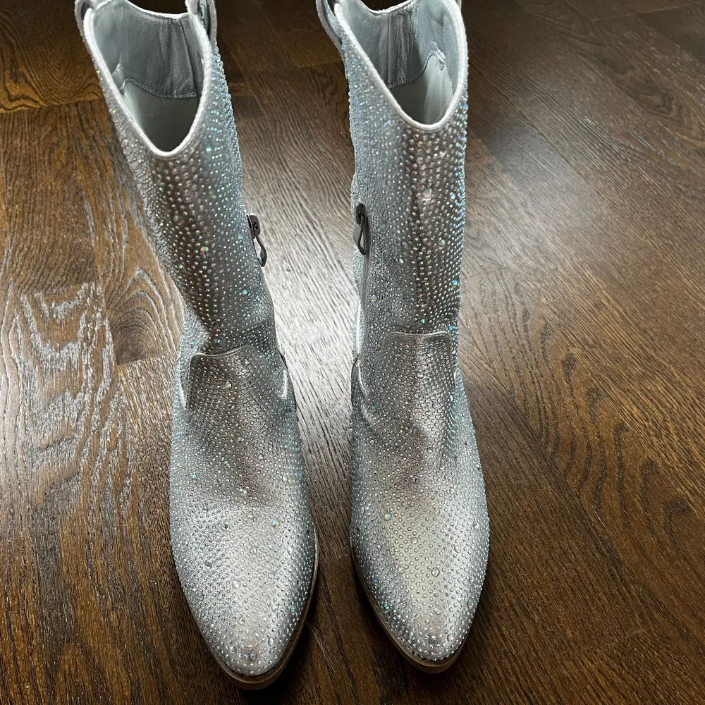 Glitter boots som är perfekt till Taylor Swift konserten. Tyvärr för stora för mig. Storleken är en us4 (nypris 234). Skor.