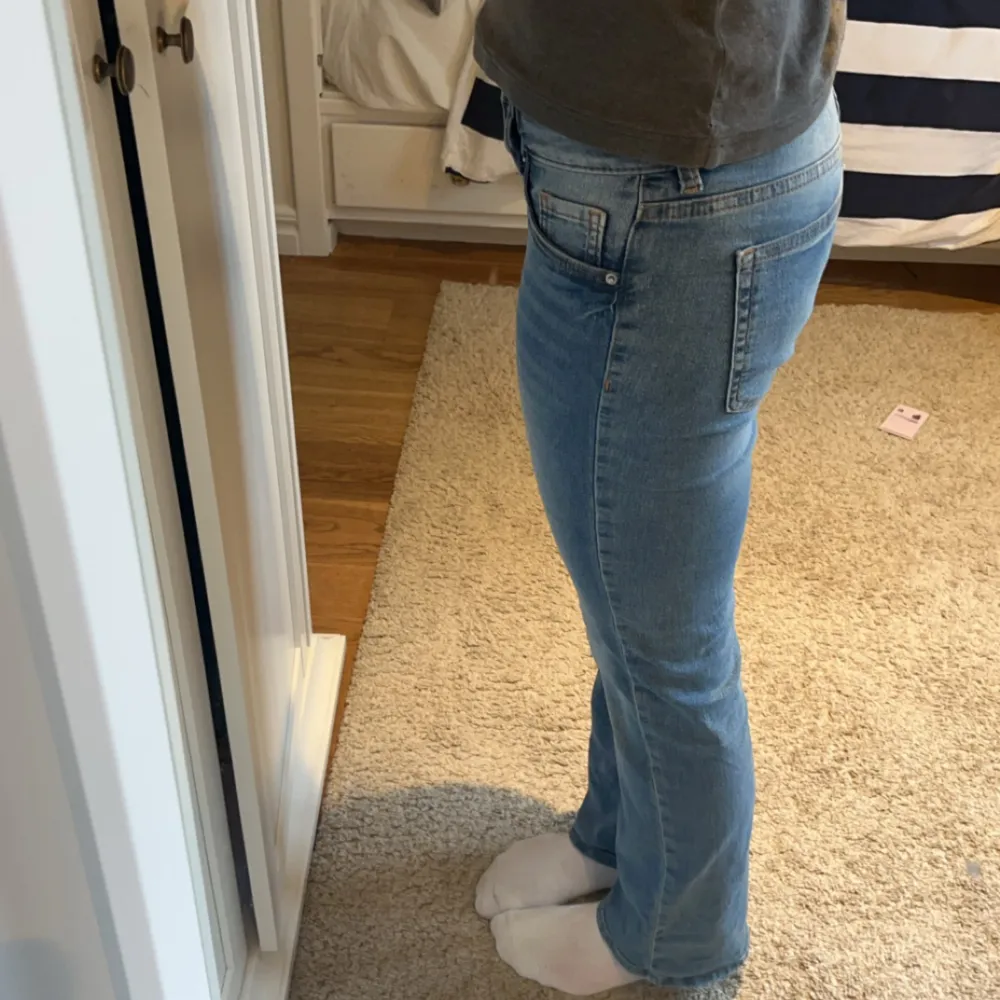  Jag säljer nu dessa assnygga low waisted jeans från H&M i storlek 36. Det är mina favvos men de är tyvärr för korta Dom är perfekta i passform och jättesköna!dessutom slutsålda på hemsidan😻😻skriv för mer info. Jeans & Byxor.