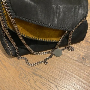 Stella McCartney väska💕 - Köpt på plick för 4000kr. Jag använder den sällan. 