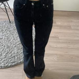 Säljer dessa jeans från Gina då jag råkade köpa dem högmidjade och dom är för långa för mig, använt dom 1-2 gånger 
