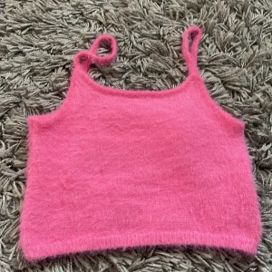 Rosa fluffig topp - Rosa fluffig topp, oanvänd, fint skick
