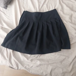 Kjol  - En svart kjol i storlek S inte använd mycket 