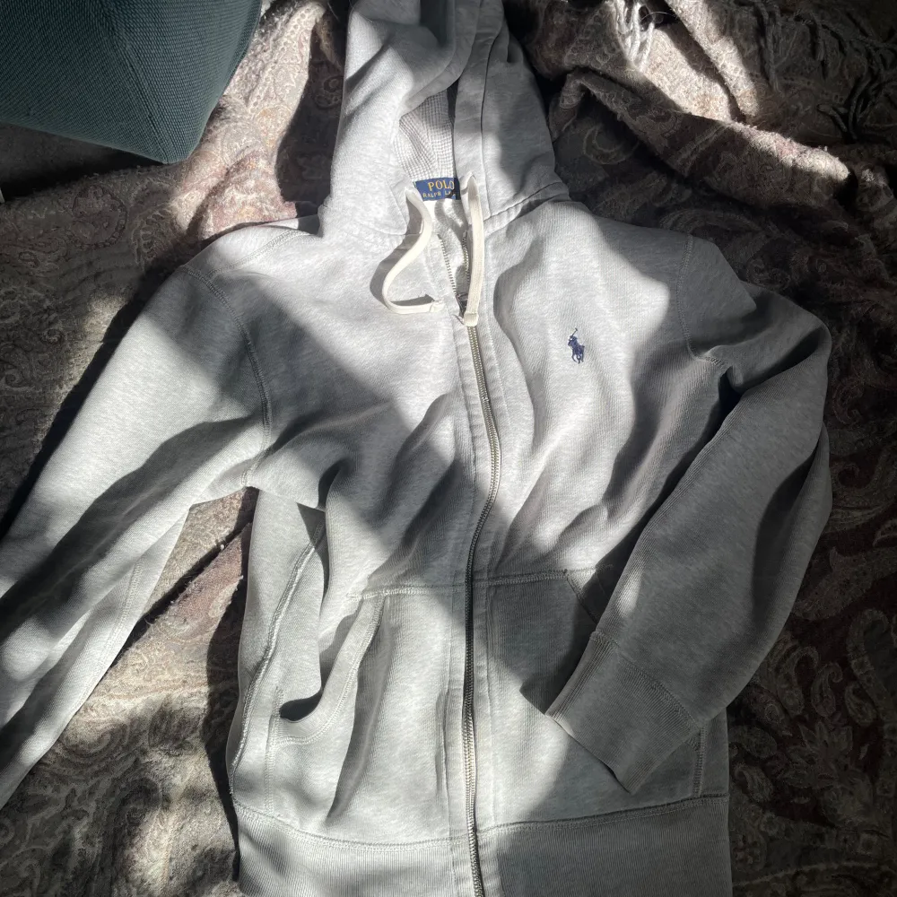 Ralph lauren zip hoodie i storlek s❤️ tecken på användning förekommer men inga fläckar eller synliga defekter. . Hoodies.