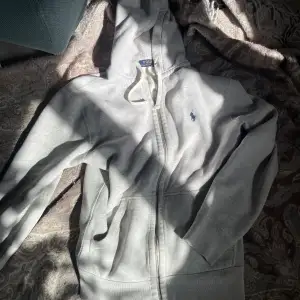 Ralph lauren zip hoodie i storlek s❤️ tecken på användning förekommer men inga fläckar eller synliga defekter. 