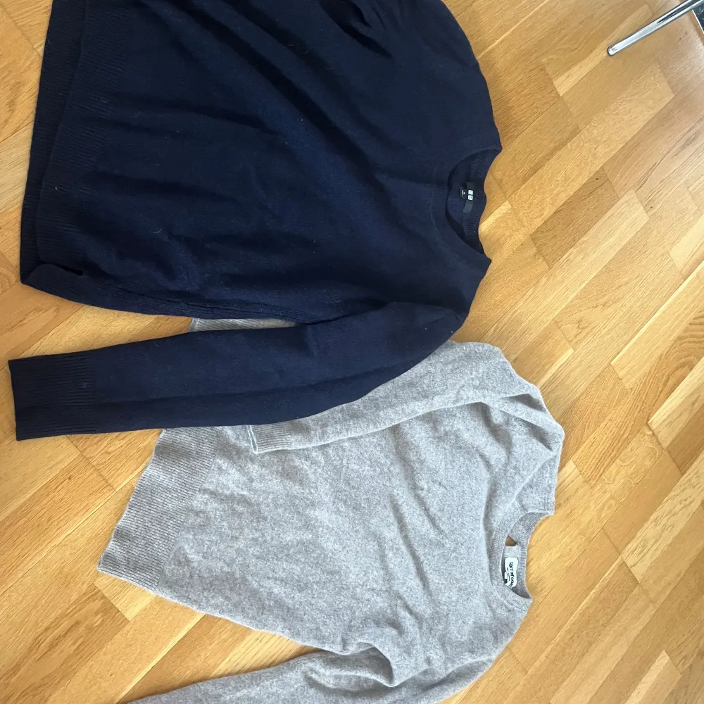 2 Kashmir tröjor, mörkblå storlek S från uniqlo (150kr) och beige från softgoat strlk M (200kr). Kan gå ner i pris vid snabbköp❤️ . Tröjor & Koftor.