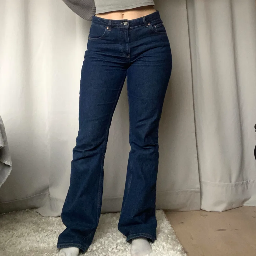 Mörkblåa jeans från Gina i modellen full length flare. Endast använda några gånger.. Jeans & Byxor.
