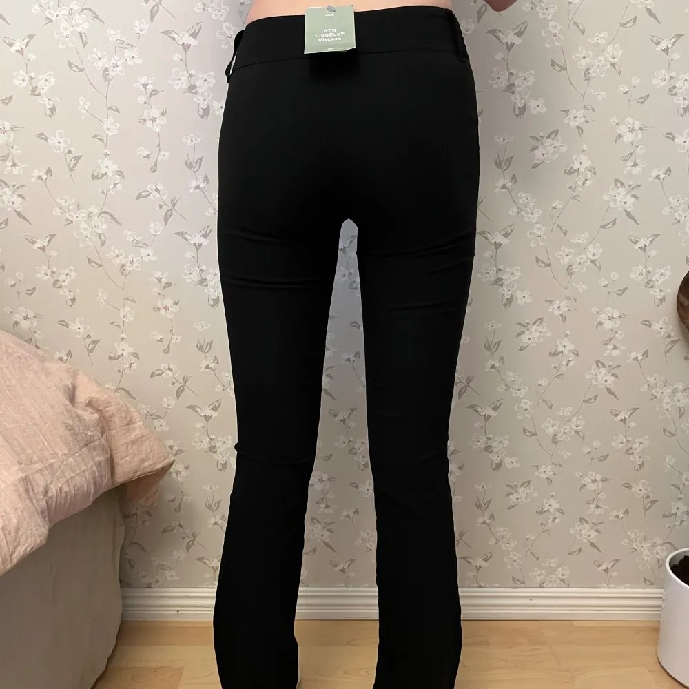 Svarta byxor från h&m  Midjemått rakt över: 31cm Innerbenslängd: 83cm Aldrig använda🌟. Jeans & Byxor.