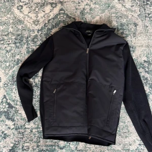 Massimo dutti cardigan - En galet fet cardigan från massimo dutti i storlek s. Skick 9,5/10 använd två gånger. Nypriset ligger på 1299 om jag minns rätt och säljer den för 749