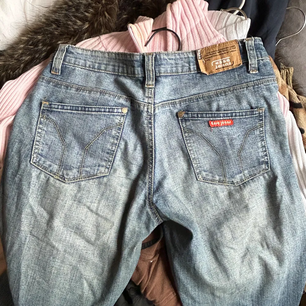 Supersnygga jeans från esse som tyvärr inte kommer till användning💕 i storlek 27. Midjemåttet är ca 40 cm och innerbenslängden är ca 86 cm. . Jeans & Byxor.