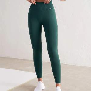 Säljer mina leggings och sport bh från aimn i ett paketpris. Leggingsen är i storlek XS och sport-bh i storlek S. Har använt setet 1 gång så ser ut som helt nytt.