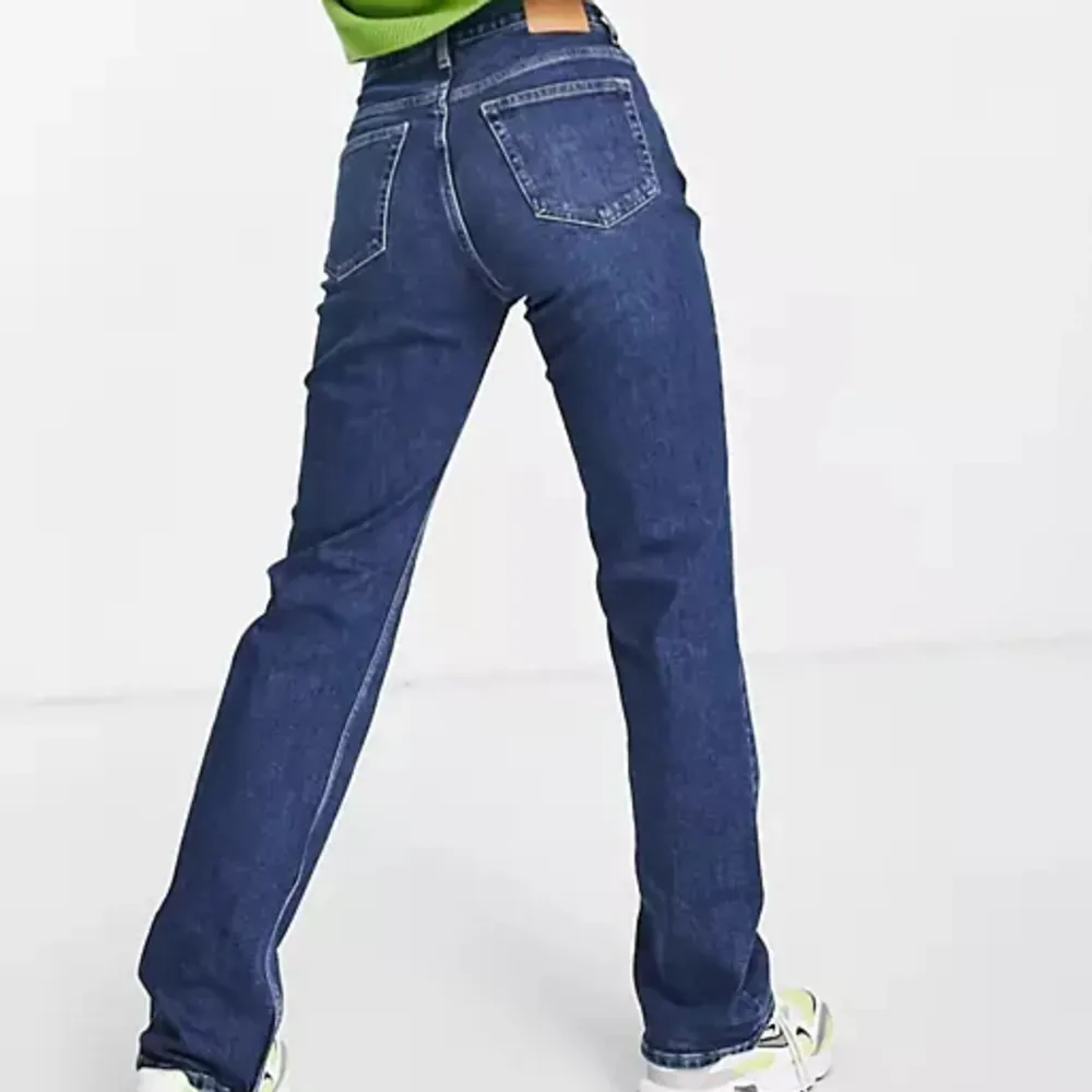 Mid waisted jeans från Weekday i modellen Twig (bild 1&2) fast i samma färg som på bild 3, skriv privat för fler bilder💞. Jeans & Byxor.