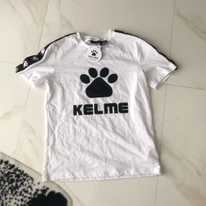 Kelme by lefties t-shirt  - Säljer en helt ny t-shirt som inte är använd med tag på. Storlek s För män. Kontakta vid frågor 🤗